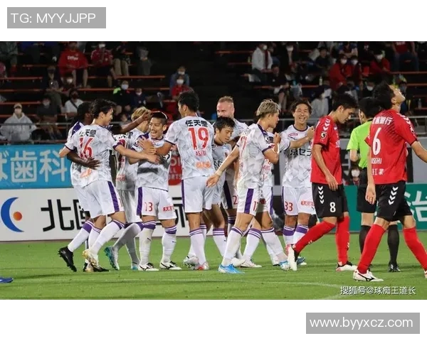 冈山绿雏与山口雷诺的激烈对决展现足球魅力与团队精神